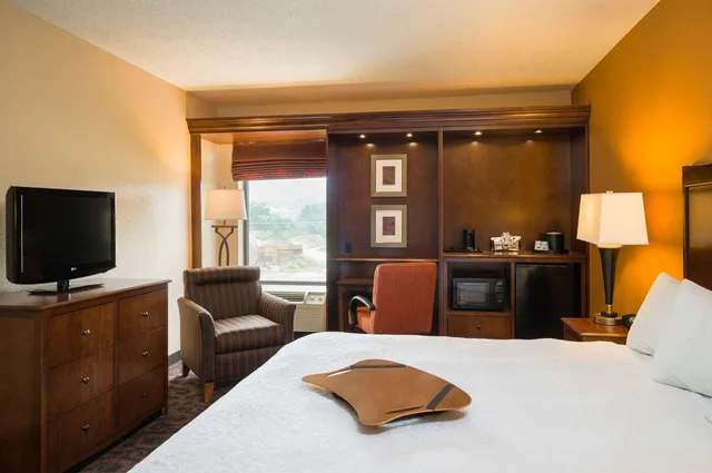 غرفة بسرير كينج، Hampton Inn Danville, PA 2/3