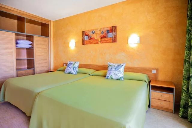 غرفة بأربعة أسرّة بشرفة، Hotel Servigroup La Zenia 3/10