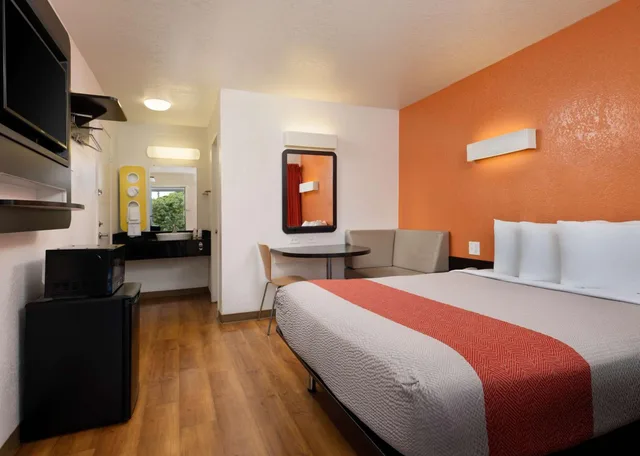 غرفة بسرير كوين، Motel6 Camarillo, CA 4/6