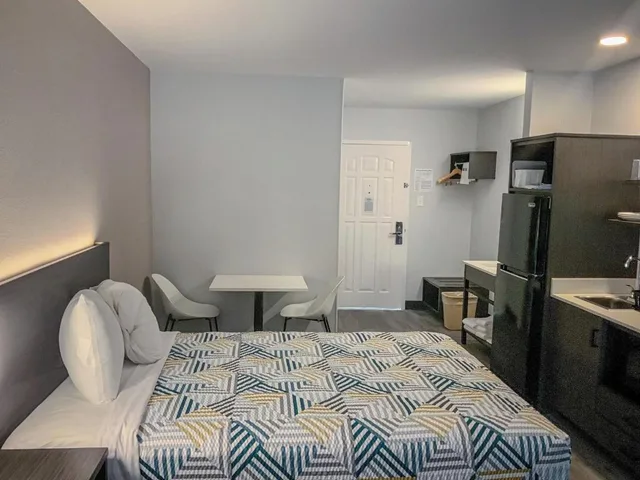 1 King Bed Mobil Acc RI Shwr Nsmk Kitchen, Studio6 San Angelo, TX 2/5