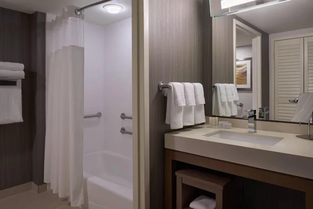 Room, 2 Queen Beds, Airport View, Bathtub, Accessible، Courtyard Marriott Toronto Airport 2/2