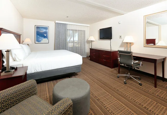 جناح، Holiday Inn Hotel And Suites 2/6