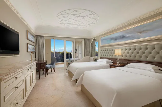 غرفة قياسية بسريرين منفصلين بإطلالة على الحديقة والبحر، Crowne Plaza Resort Sanya Bay 2/5