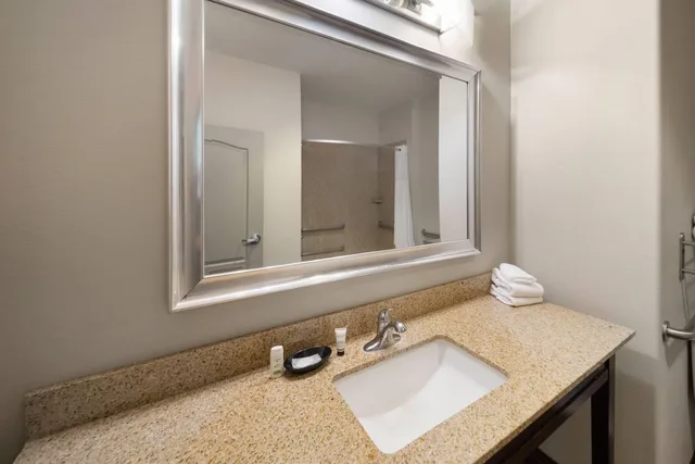 جناح بسرير كينج بحوض استحمام لذوي الإعاقة، Baymont by Wyndham Andrews TX 2/2