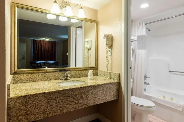 Deluxe, King Bed, Sofa, Kitchenette, Sundial Inn 3/3