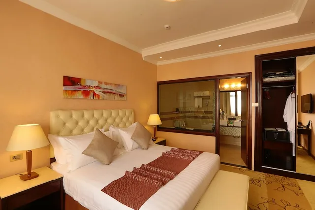 جناح تنفيذي بسرير كينج بإطلالة على الجبل بحوض جاكوزي، Getfam Hotel 1/2