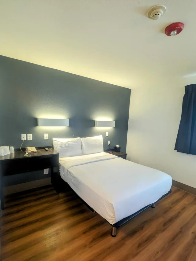 غرفة بسرير مزدوج يُسمح فيها بالحيوانات الأليفة لذوي الإعاقة، Econo Lodge Idaho Falls, ID 3/4
