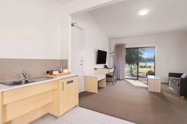 2 Bedrooms, Apartment, Quality Hotel Point Cook 4/6