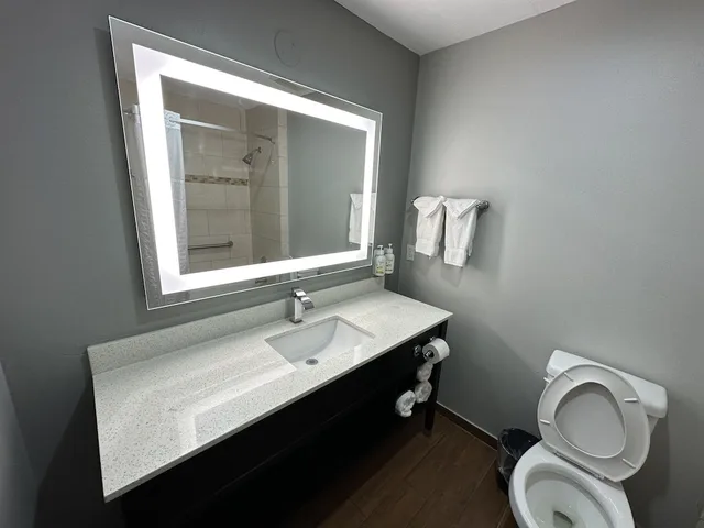 غرفة بسريرين كوين لذوي الإعاقة، La Quinta Inn & Suites by Wyndham Gonzales LA 10/10