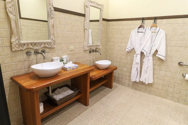 جناح بسريرين كوين، The Riverside Inn 7/9