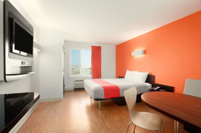 1 Queen Bed - Non-Smoking, Micfridge، Motel6 Swift Current Sk 1/2