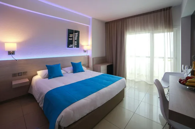 غرفة بسرير مزدوج أو سريرين منفصلين بإطلالة جزئية على البحر، Les Palmiers Beach Hotel 1/2
