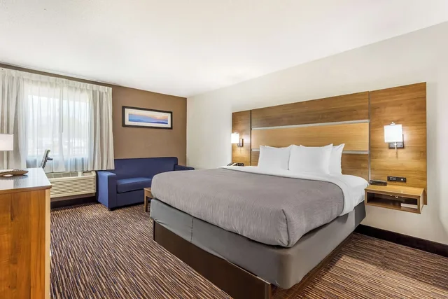غرفة بسرير كينج مع أريكة، Quality Inn Asheboro South NC 2/7