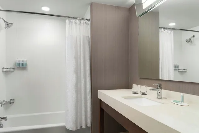 غرفة بسرير كينج مع أريكة، Courtyard By Marriott Fayetteville Fort Bragg Spring Lake 5/10
