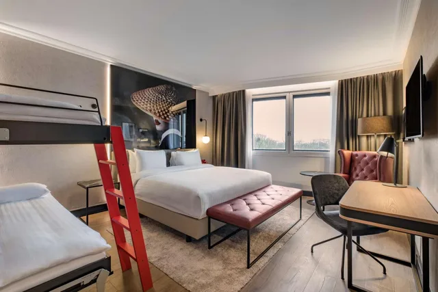 غرفة عائلية بسرير كينج، Radisson Red London Heathrow 4/9