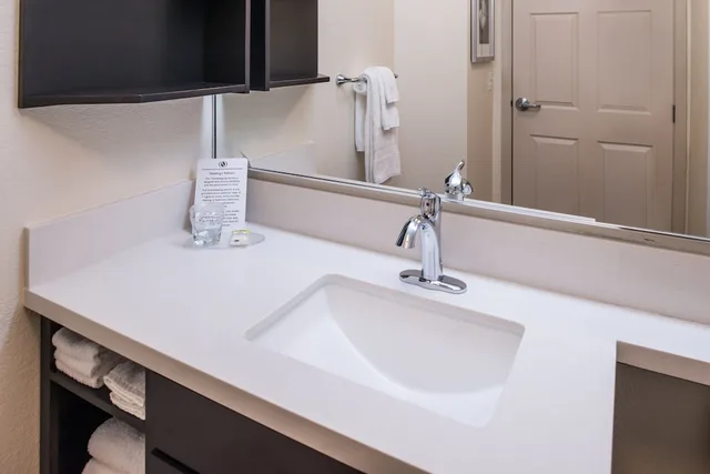 غرفة قياسية بسرير كوين، Candlewood Suites Paducah 6/7