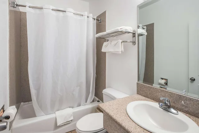 غرفة بسرير كوين، Rodeway Inn and Suites Pasadena 7/7