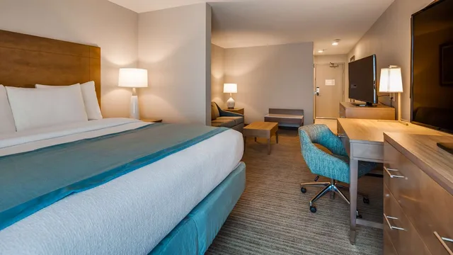 جناح بسرير كينج مع أريكة، Best Western Plus Desoto 2/3