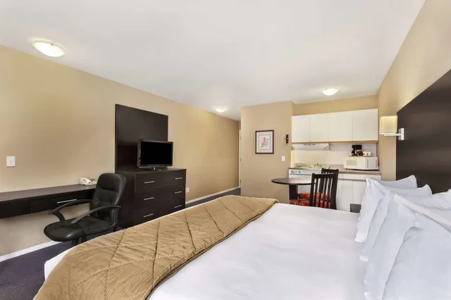 Efficiency, Queen Bed، Super 8 By Wyndham West Kelowna Bc 1/2