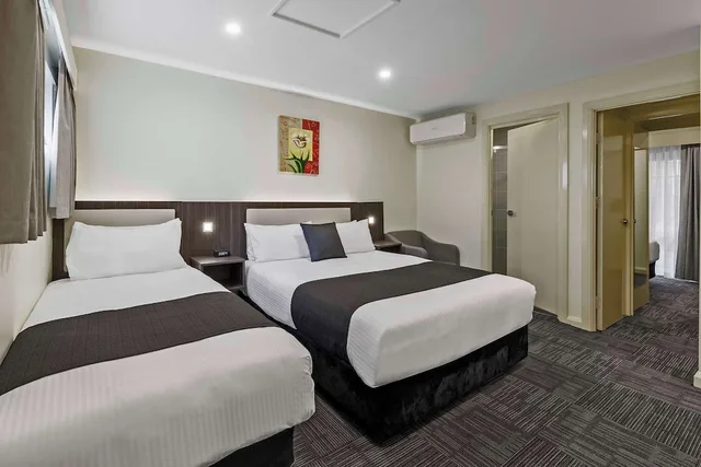 غرفة متصلة عائلية بسرير كوين وسرير فردي، Quality Hotel Melbourne Airport 1/4