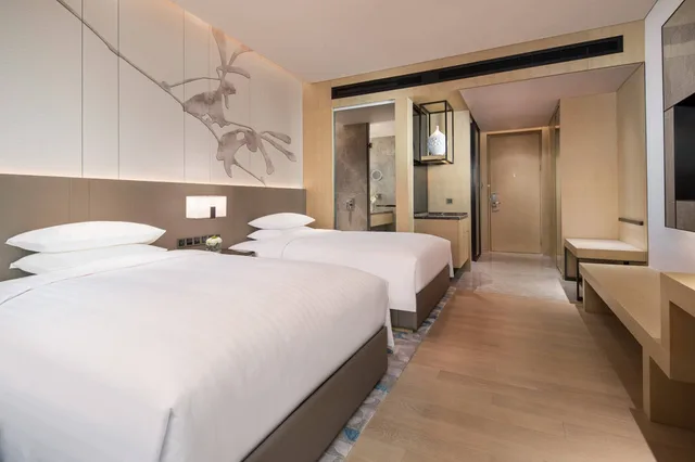 Premier, Twin Beds, Courtyard By Marriott Shanghai Hongqiao 2/4