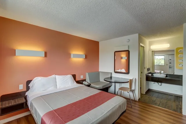 Deluxe, King Bed, Accessible, Motel6 Berea, KY 3/7