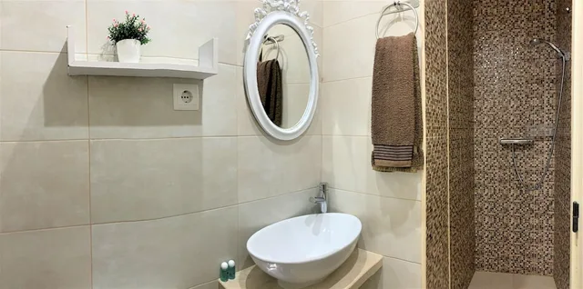 غرفة ديلوكس بسرير كوين، Suites Inn Lagos 2/2