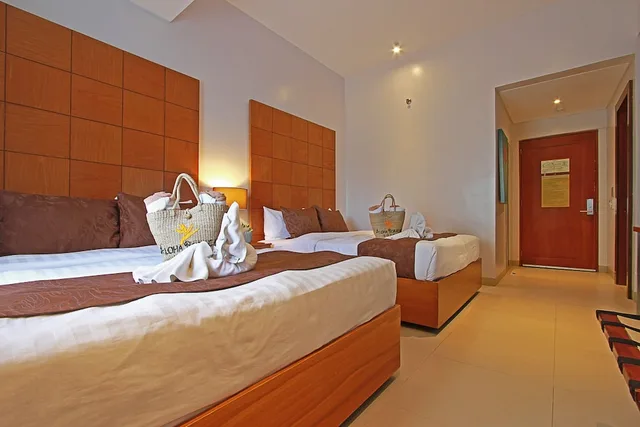 غرفة ديلوكس بسريرين منفصلين وسرير كوين مع أريكة، Aloha Boracay Hotel 4/10