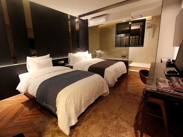 Vip, 1 Double and 1 Single Bed، Dublin Hotel 1/1