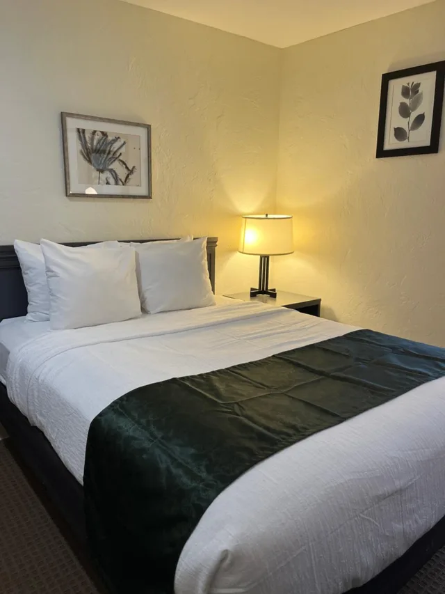 Room, Queen Bed, Pictured Rocks Inn & Suites 3/7
