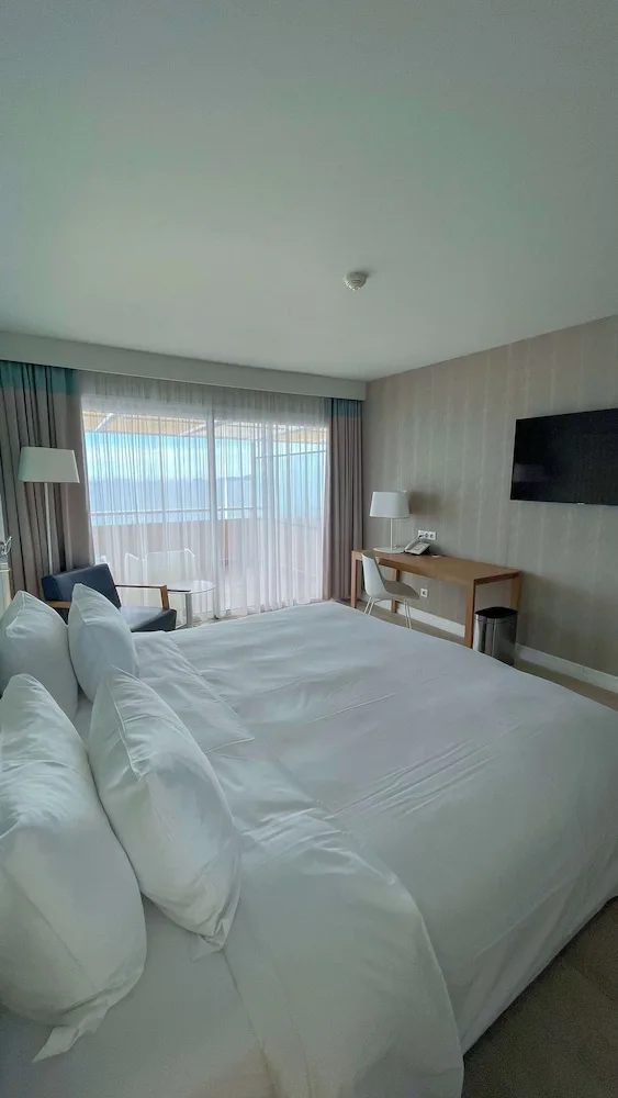 غرفة بريميوم بسرير كينج بإطلالة على البحر بشرفة، Radisson Blu Resort Spa Ajac 1/10