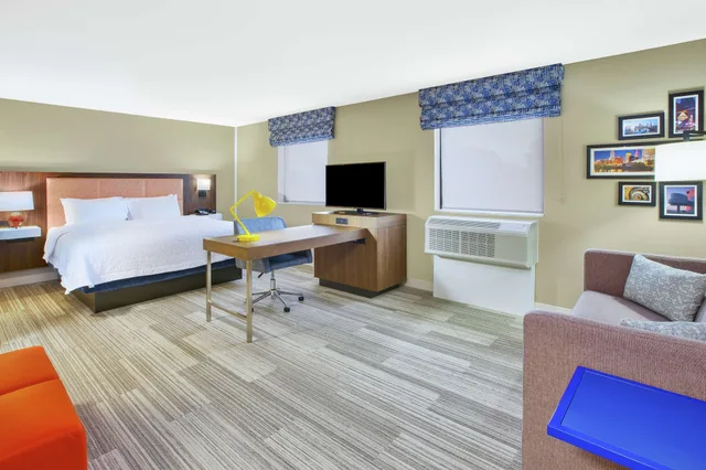 جناح استوديو بسرير كينج مع أريكة لذوي الإعاقة، Hampton Inn Suites Cleveland Oakwood Village Oh 1/3