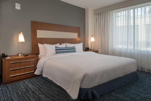 1 Bedroom, Suite, King Bed, Skyline View, Sofa, Corner، RESIDENCE INN BALTIMORE AT THE JOHNS HOPKINS MEDICAL CAMPUS 1/9