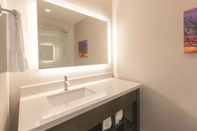غرفة بسرير كينج، La Quinta Inn & Suites By Wyndham Terre Haute 4/7