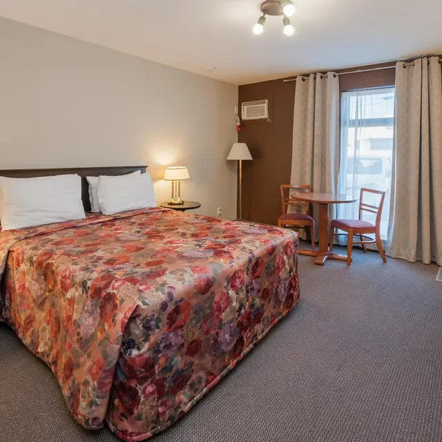 غرفة بسرير كوين، Hôtel & Suites Monte-Cristo 2/2