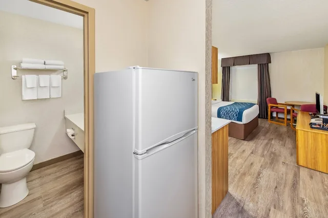 Upgrade, Efficiency, Suite, Queen Bed، Rodeway Inn Edson AB 7/7