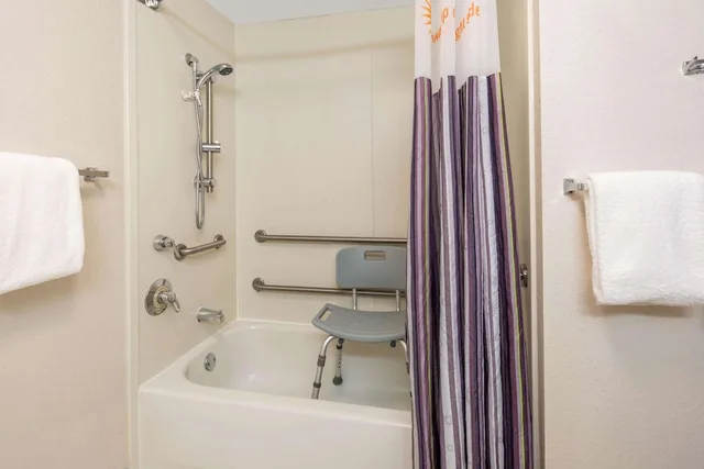 غرفة قياسية بسرير كينج بحوض استحمام لذوي الإعاقة، La Quinta Inn & Suites by Wyndham Ft. Lauderdale Plantation 5/5