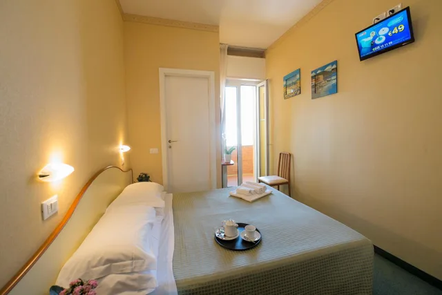 Small Double, Balcony, Crosal 1/4