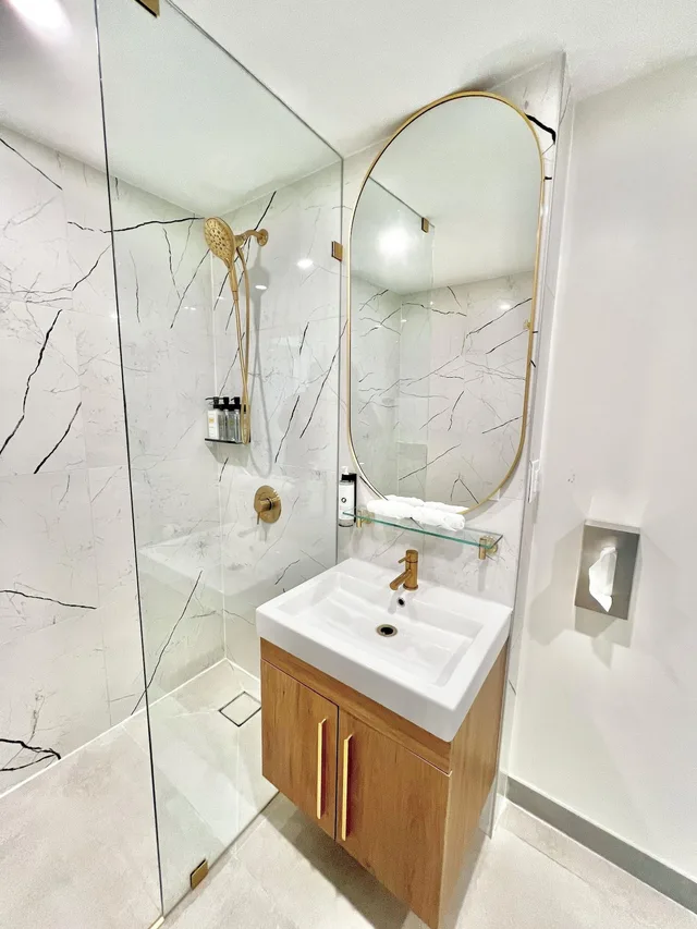 Renovated, Luxury, Apartment, Multiple Beds، Toronto Rooms And Suites 8/10