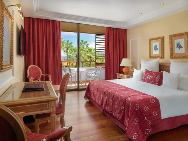 غرفة ديلوكس بسرير مزدوج وسريرين منفصلين بإطلالة على البحر، Hotel Botanico and The Oriental Spa Garden 1/2