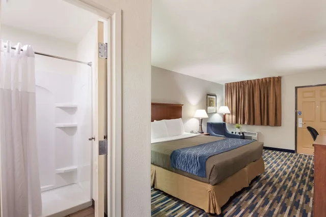 غرفة قياسية بسرير كينج، Rodeway Inn Ft Morgan 7/10