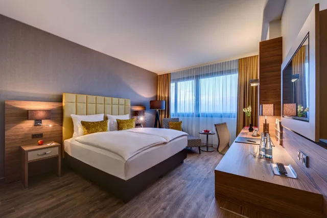 Guest Room, Executive, King Bed, Partial River View, Executive Lounge Access، BONN MARRIOTT HOTEL 4/10