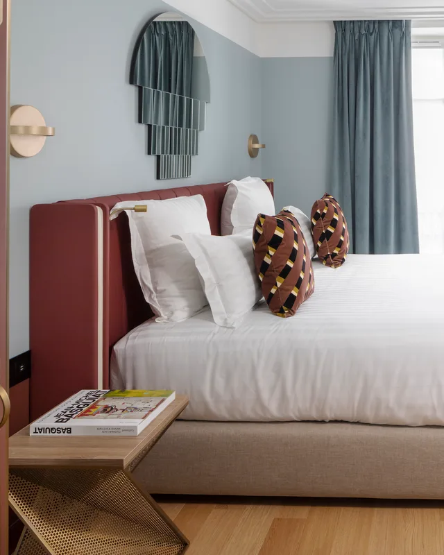 جناح جونيور، Hotel Parisianer 1/1