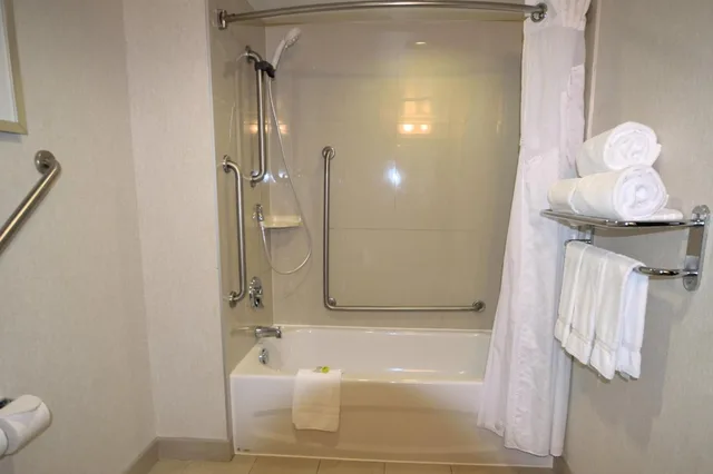 غرفة بسرير كينج وسريرين كوين لذوي الإعاقة، Holiday Inn Express And Suites Ottawa East Orleans 7/10