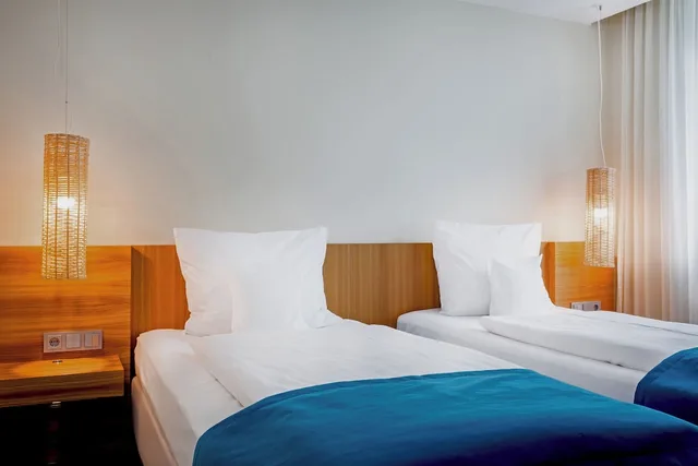 غرفة بسريرين منفصلين في طابق مرتفع، Lindner Hotel Berlin Ku'damm, part of JdV by Hyatt 1/2