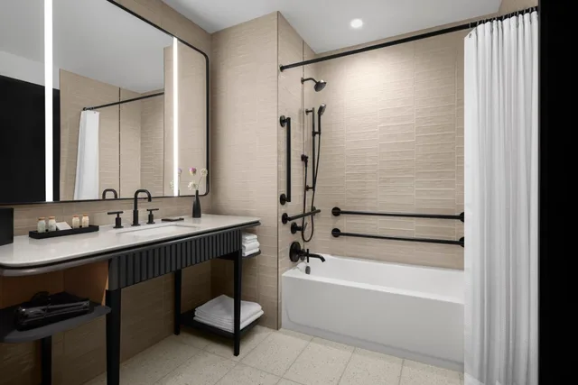 غرفة كبيرة بسرير كينج مع دخول الصالة، Renaissance Milwaukee West Hotel 10/10