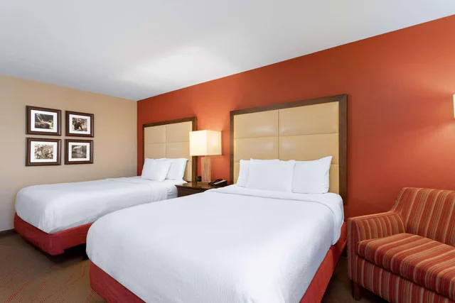 Family Suite, Deluxe, 1 King and 1 Single Beds, La Quinta Inn Suites Pigeon Forge 1/12