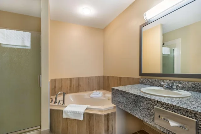 جناح بسرير كوين بغرفتي نوم مع أريكة، Best Western Strathmore Inn 4/6