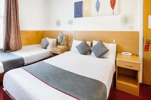 غرفة ديلوكس ثلاثية، London Guest House by OYO - Acton 8/10