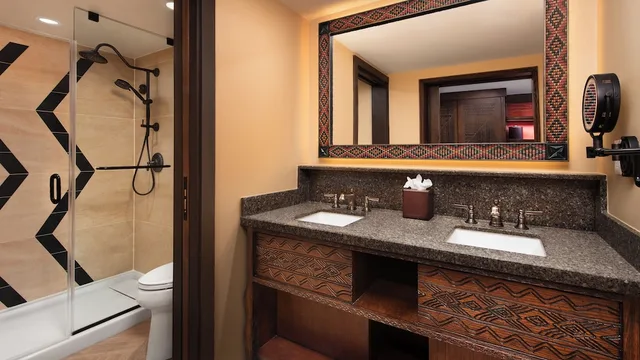 Room, King Bed, Water View, Disneys Animal Kingdom Lodge 2/2